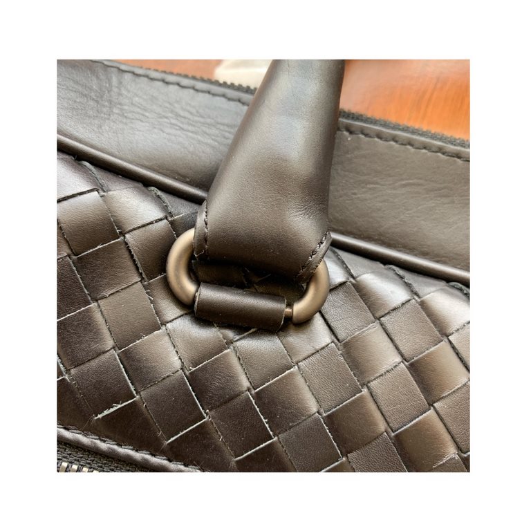 Tire cowhide   Luxury handmade seamless weaving Counter-original gunmetal color accessories    Strong business breath Low-profile  Leather the more you use it, the more oily it is    Multi-compartments Brand-new design D