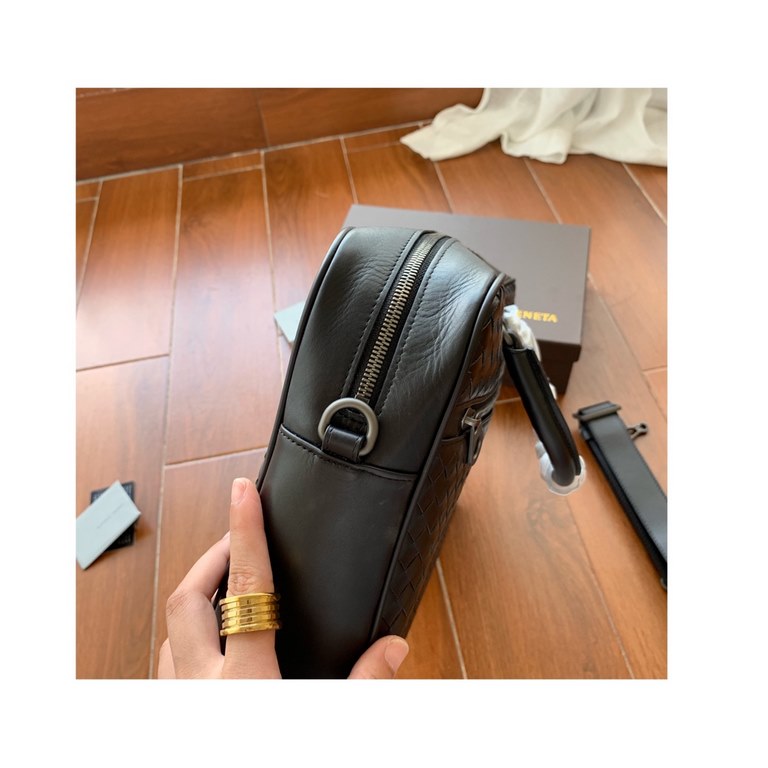 Tire cowhide   Luxury handmade seamless weaving Counter-original gunmetal color accessories    Strong business breath Low-profile  Leather the more you use it, the more oily it is    Multi-compartments Brand-new design D