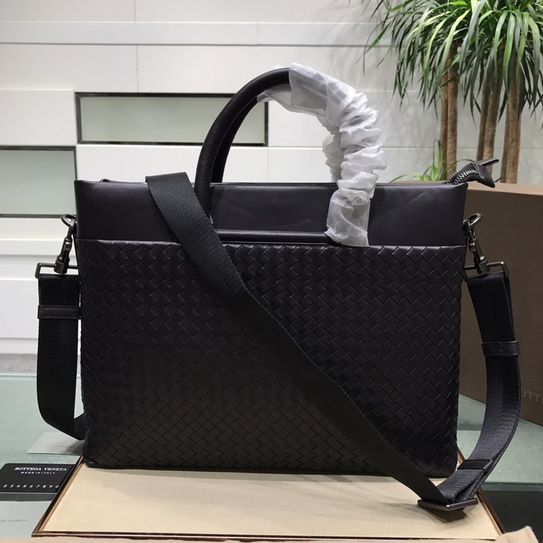 Woven briefcase Imported fetal cowhide leather hand-woven Zipper closureHighest quality on the net Size 37730cm