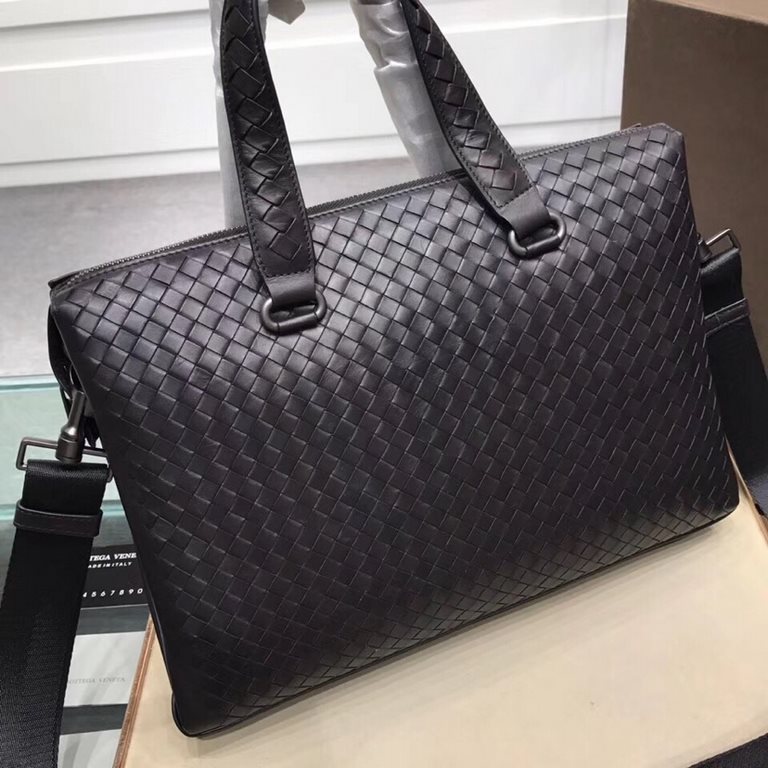 Woven briefcase Imported fetal cowhide leather hand-woven Zipper closure Highest quality on the net Size 36624cm