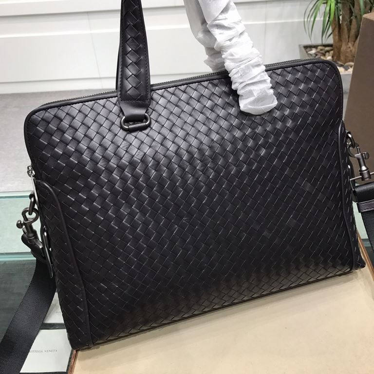 Woven briefcase Imported fetal cowhide leather hand-woven Zipper closureHighest quality on the net Size 39729cm