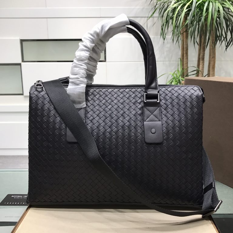 Woven briefcase Imported fetal cowhide leather hand-woven Zipper closureHighest quality on the net Size 39926cm