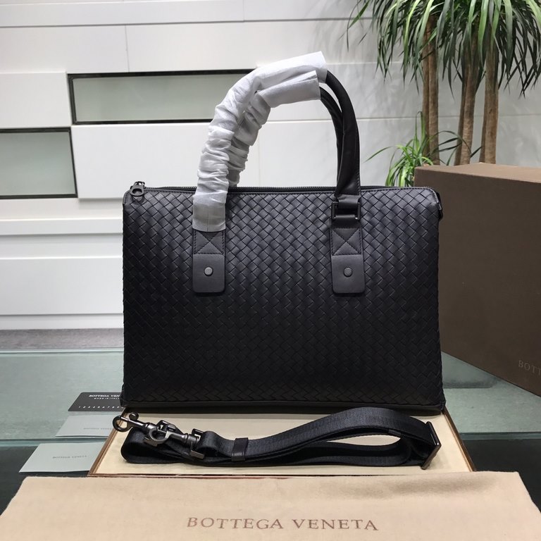 Woven briefcase Imported fetal cowhide leather hand-woven Zipper closureHighest quality on the net Size 39926cm