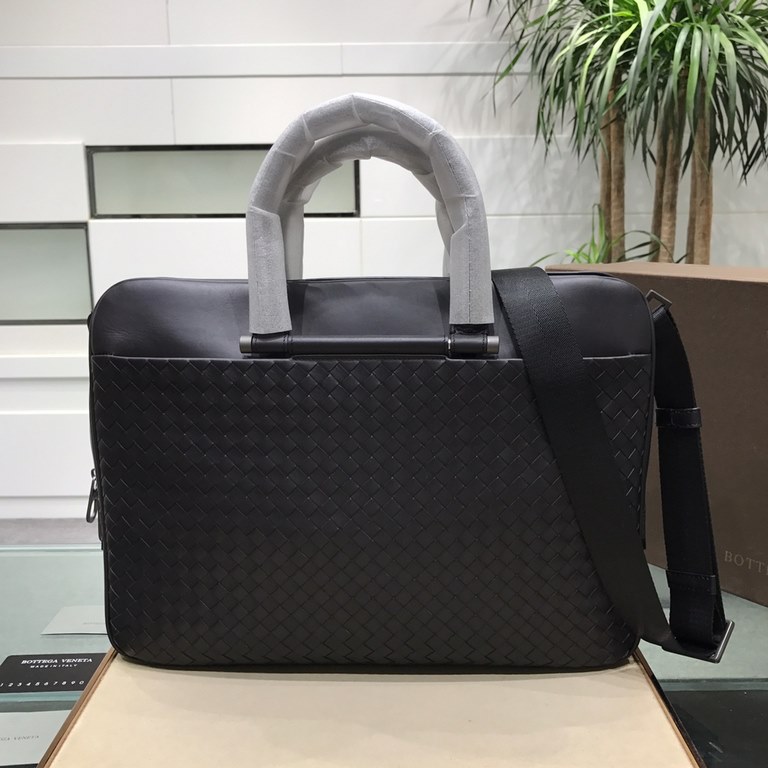 Woven briefcase Imported fetal cowhide leather hand-woven Zipper closureHighest quality on the net Size 40730cm