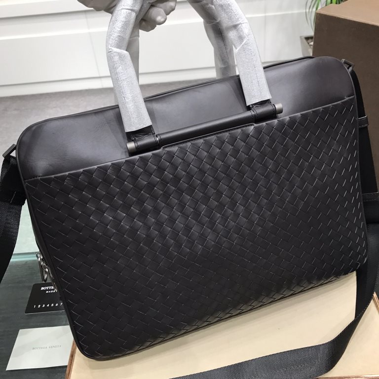 Woven briefcase Imported fetal cowhide leather hand-woven Zipper closureHighest quality on the net Size 40730cm