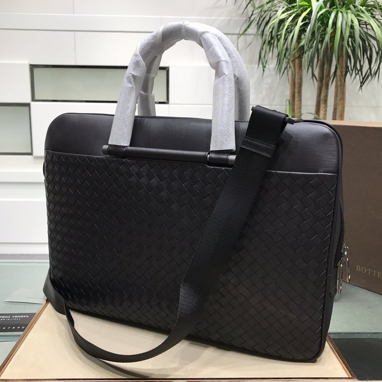 Woven briefcase Imported fetal cowhide leather hand-woven Zipper closureHighest quality on the net Size 40730cm