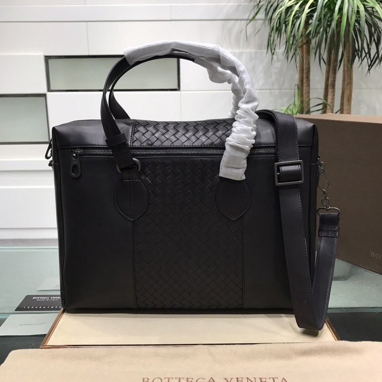 Woven briefcase Imported fetal cowhide leather hand-woven Zipper closureThe highest quality on the net Size 37729cm