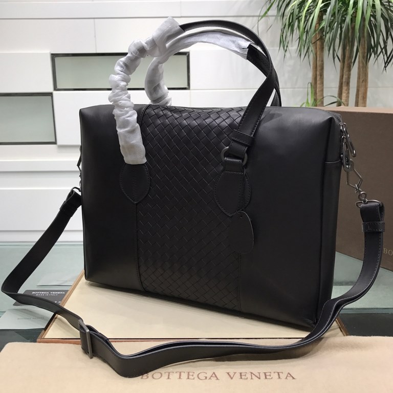 Woven briefcase Imported fetal cowhide leather hand-woven Zipper closureThe highest quality on the net Size 37729cm