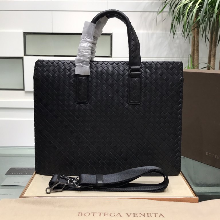 Woven briefcase Imported fetal cowhide leather hand-woven Zipper closureHighest quality on the net Size 39330cm