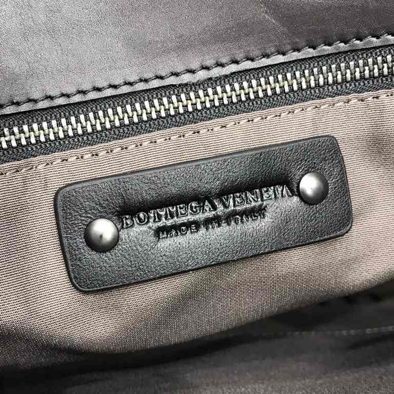 Woven briefcase Imported fetal cowhide leather hand-woven Zipper closureHighest quality on the net Size 39330cm