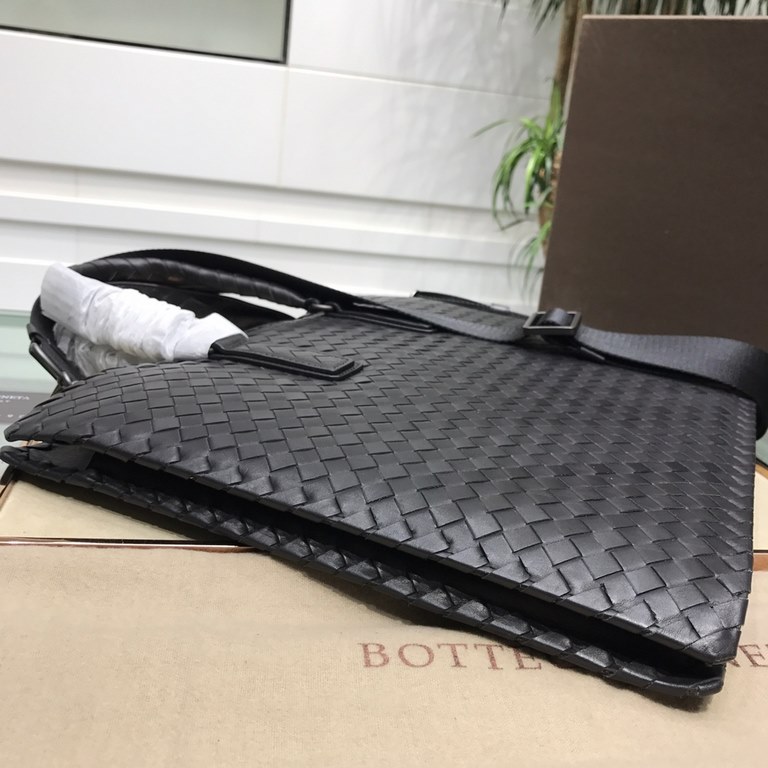 Woven briefcase Imported fetal cowhide leather hand-woven Zipper closureHighest quality on the net Size 39330cm