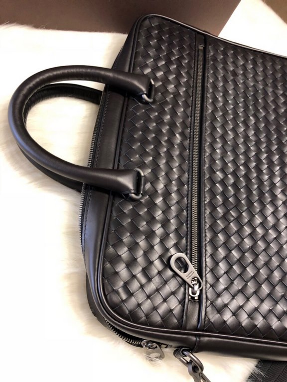 Tire cowhide leather   Luxury handmade seamless weaving Gunmetal accessories    Strong business atmosphere Low profile  The more the leather is used, the more it gets oily    Multi-compartment New design Size 37.528x5cm