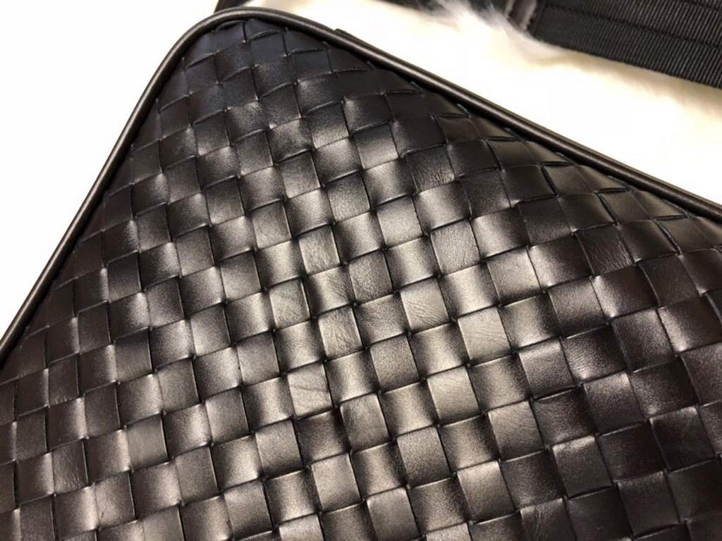 Tire cowhide leather   Luxury handmade seamless weaving Gunmetal accessories    Strong business atmosphere Low profile  The more the leather is used, the more it gets oily    Multi-compartment New design Size 37.528x5cm