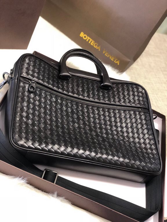 Tire cowhide leather   Luxury handmade seamless weaving Gunmetal accessories    Strong business atmosphere Low profile  The more the leather is used, the more it gets oily    Multi-compartment New design Size 37.528x5cm