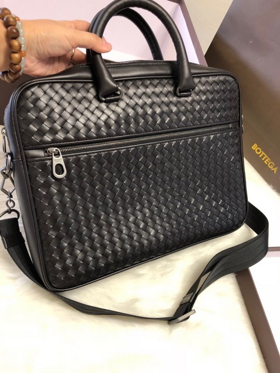 Tire cowhide leather   Luxury handmade seamless weaving Gunmetal accessories    Strong business atmosphere Low profile  The more the leather is used, the more it gets oily    Multi-compartment New design Size 37.528x5cm