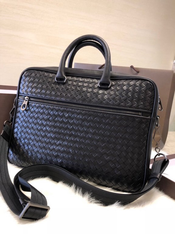 Tire cowhide leather   Luxury handmade seamless weaving Gunmetal accessories    Strong business atmosphere Low profile  The more the leather is used, the more it gets oily    Multi-compartment New design Size 37.528x5cm