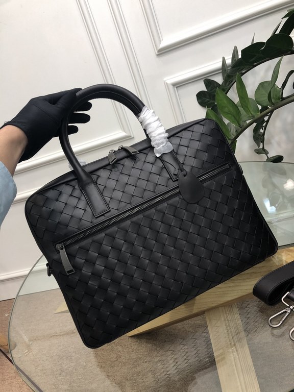 The latest models of men's bags Because every cell in their bodies are full of youthful vigor, the pursuit of the quality of life, is a mature state of mind, imported fetal cattle briefcase, fashion casual sunshine, size