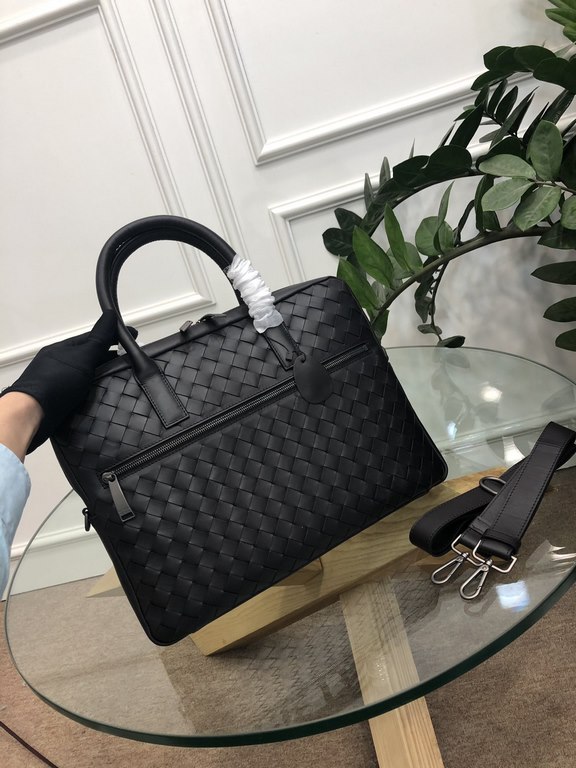 The latest models of men's bags Because every cell in their bodies are full of youthful vigor, the pursuit of the quality of life, is a mature state of mind, imported fetal cattle briefcase, fashion casual sunshine, size