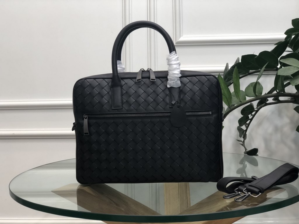 The latest models of men's bags Because every cell in their bodies are full of youthful vigor, the pursuit of the quality of life, is a mature state of mind, imported fetal cattle briefcase, fashion casual sunshine, size