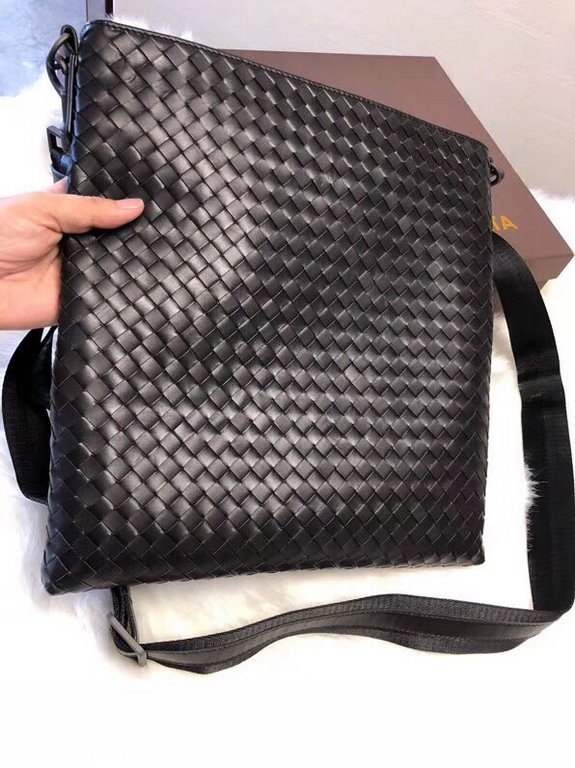 Made of Italian customized original fetal cowhide, pure hand-woven Leather fine   feel   low-profile temperament personality high men's top single    main side zipper compartment   size 30  32.5  cm