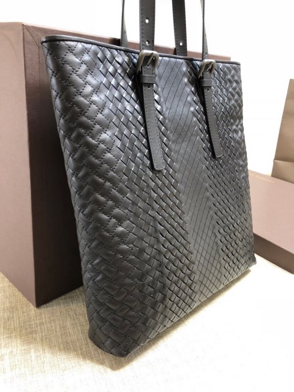 New Crafted Men's Tote Bag   Urbandoc style with novel Micro-Macro crafted design with meticulous attention to detail, presenting shapely rhombic intrecciato triple crafted weave. Meticulously crafted in supple, supple f