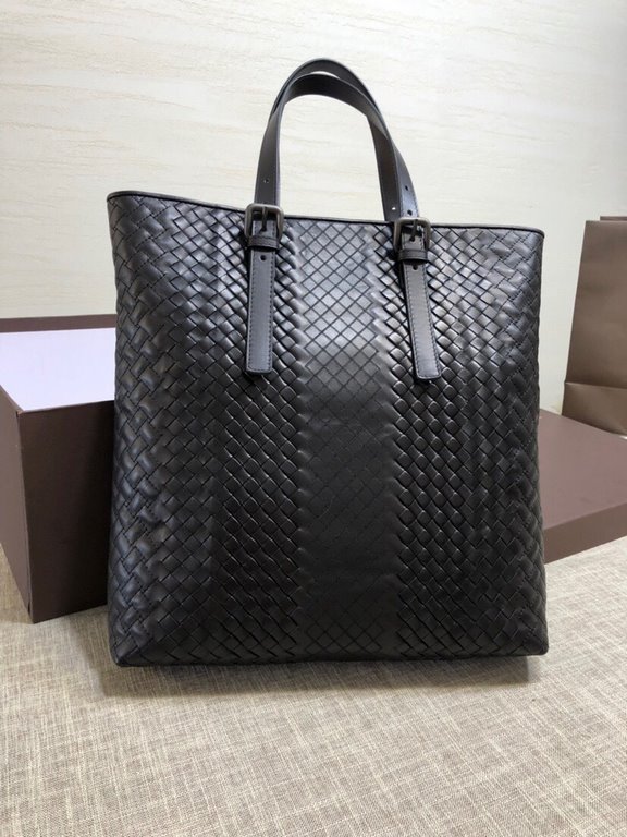 New Crafted Men's Tote Bag   Urbandoc style with novel Micro-Macro crafted design with meticulous attention to detail, presenting shapely rhombic intrecciato triple crafted weave. Meticulously crafted in supple, supple f