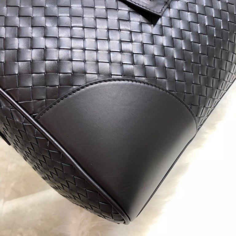 Official website new models come   B new crafted travel bag   Urbandoc style with novel Micro-Macro crafted design, meticulous attention to detail, presenting shapes and colors of the diamond-shaped intrecciato weave pat