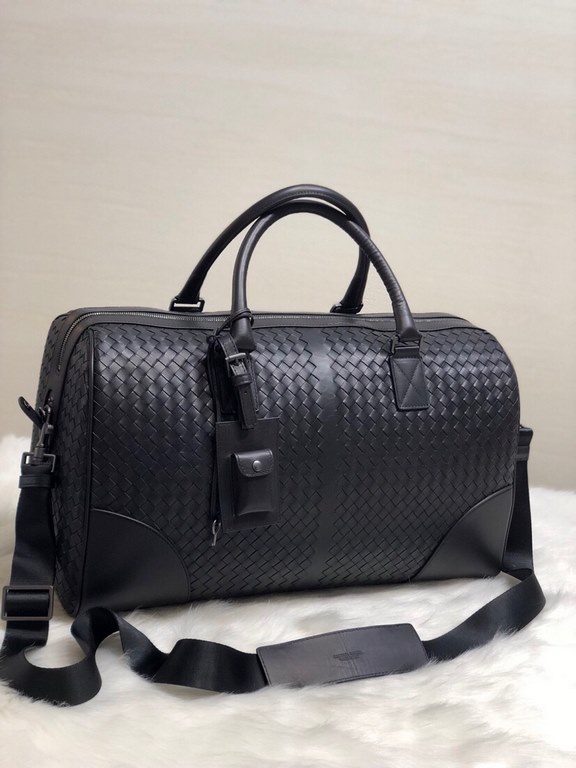 Official website new models come   B new crafted travel bag   Urbandoc style with novel Micro-Macro crafted design, meticulous attention to detail, presenting shapes and colors of the diamond-shaped intrecciato weave pat