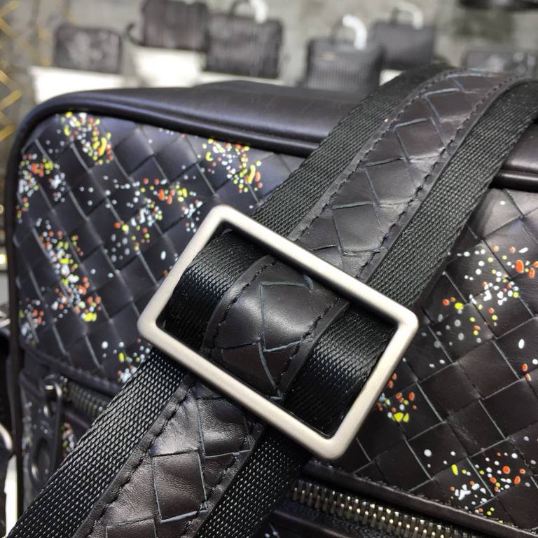 Men's Crossbody Bags The bag type is so simple No LOGO秘秘,as well as known to the world Adhering to the tradition of handmade Tire cowhide leather seamless weaving Gunmetal color electrophoresis accessories   ♂Low-profile