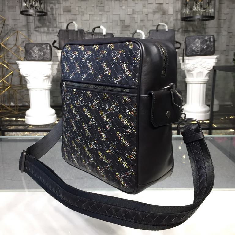 Men's Crossbody Bags The bag type is so simple No LOGO秘秘,as well as known to the world Adhering to the tradition of handmade Tire cowhide leather seamless weaving Gunmetal color electrophoresis accessories   ♂Low-profile