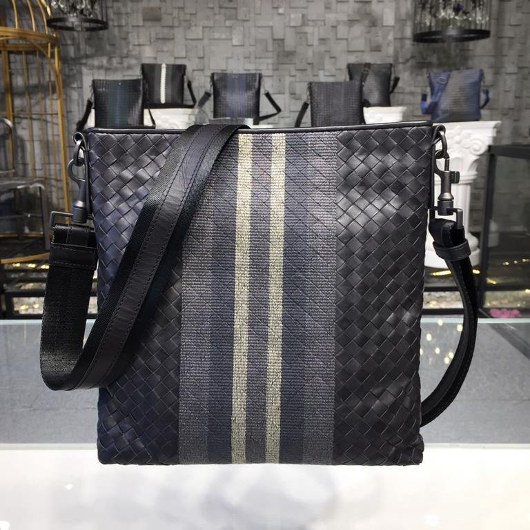 Men's Crossbody Messenger Bag  The bag type is so simple No LOGO秘秘,as well as known to the world Adhering to the tradition of handmade  Tire cowhide leather seamless weaving Gunmetal color electrophoresis accessories   ♂