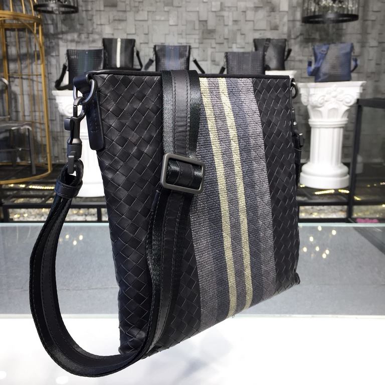 Men's Crossbody Messenger Bag  The bag type is so simple No LOGO秘秘,as well as known to the world Adhering to the tradition of handmade  Tire cowhide leather seamless weaving Gunmetal color electrophoresis accessories   ♂