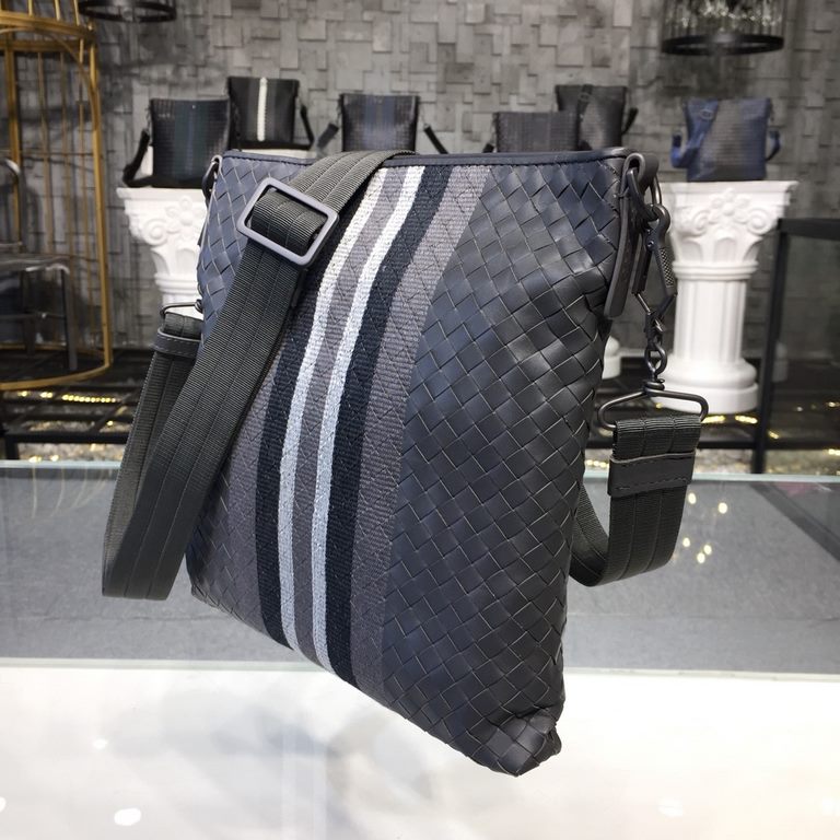 Men's Crossbody Messenger Bag  The bag type is so simple No LOGO秘秘,as well as known to the world Adhering to the tradition of handmade  Tire cowhide leather seamless weaving Gunmetal color electrophoresis accessories   ♂