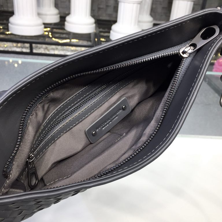 Men's Crossbody Messenger Bag  The bag type is so simple No LOGO秘秘,as well as known to the world Adhering to the tradition of handmade  Tire cowhide leather seamless weaving Gunmetal color electrophoresis accessories   ♂