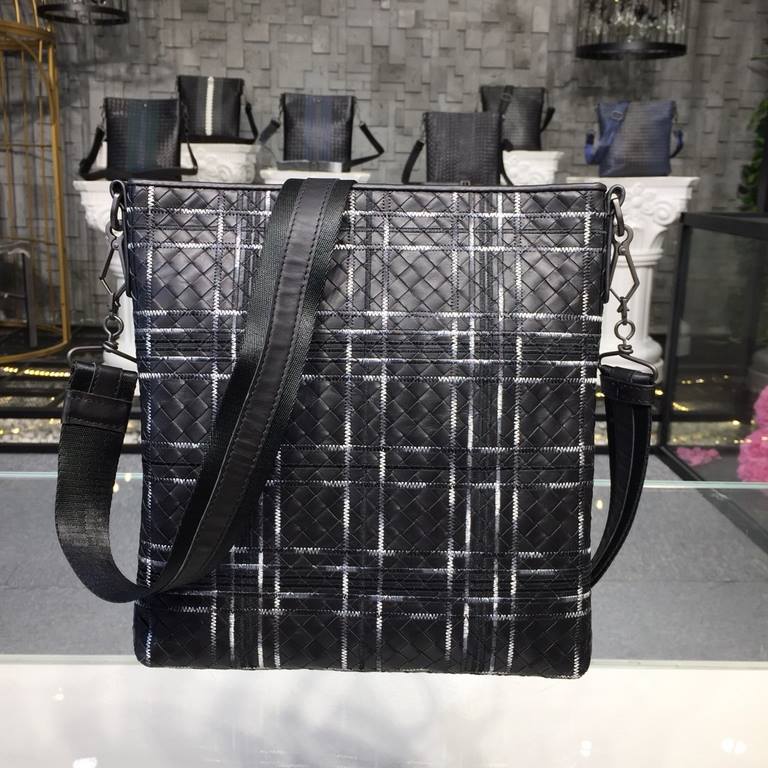 Men's Crossbody Messenger Bag  The bag type is so simple No LOGO秘秘,as well as known to the world Adhering to the tradition of handmade  Tire cowhide leather seamless weaving Gunmetal color electrophoresis accessories   ♂