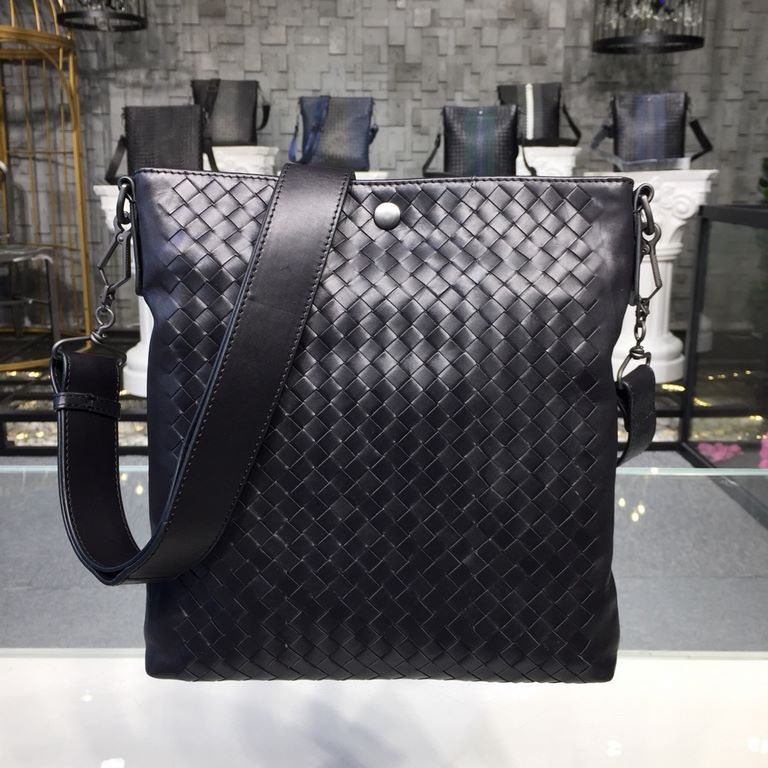 Men's Crossbody Messenger Bag  The bag type is so simple No LOGO秘秘,as well as known to the world Adhering to the tradition of handmade  Tire cowhide leather seamless weaving Gunmetal color electrophoresis accessories   ♂