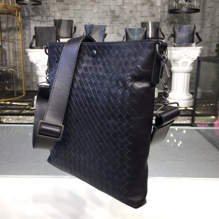 Men's Crossbody Messenger Bag  The bag type is so simple No LOGO秘秘,as well as known to the world Adhering to the tradition of handmade  Tire cowhide leather seamless weaving Gunmetal color electrophoresis accessories   ♂