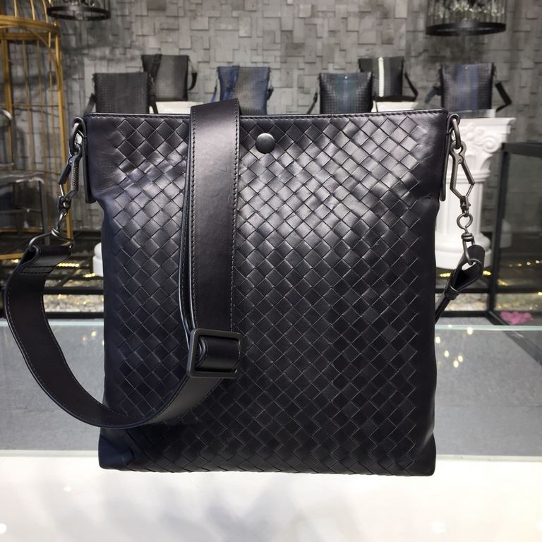 Men's Crossbody Messenger Bag  The bag type is so simple No LOGO秘秘,as well as known to the world Adhering to the tradition of handmade  Tire cowhide leather seamless weaving Gunmetal color electrophoresis accessories   ♂