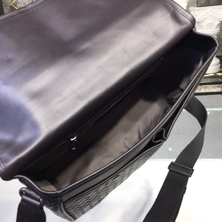 Men's Messenger Bag Type Bags are all so simple No LOGO秘秘 as well as known to the world Adhering to the tradition of handmade Tire cowhide leather seamless weaving Gunmetal color electrophoresis accessories   ♂ Low-profi