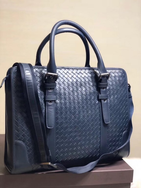 In the pursuit of fashion at the same time, must remember the quality, B @ bring you an unprecedented challenge, is a new full soul and personality, top original fetal cowhide men's explosive briefcase, size 39  30  8