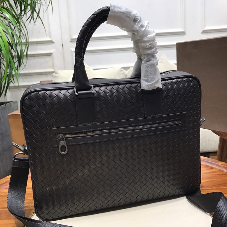 Tire cowhide   Luxury handmade seamless weaving Counter-original gunmetal color accessories    Strong business breath Low-profile  Leather the more you use it, the more oily    Multi-compartment New design Black Size 39.