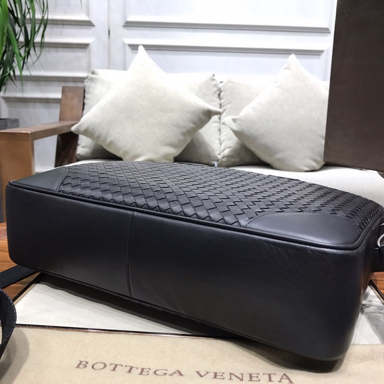 Tire cowhide   Luxury handmade seamless weaving Counter-original gunmetal color accessories    Strong business breath Low-profile  Leather the more you use it, the more oily    Multi-compartment New design Black Size 39.