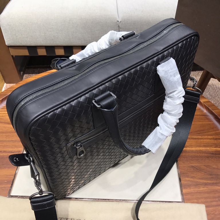 Tire cowhide   Luxury handmade seamless weaving Counter-original gunmetal color accessories    Strong business breath Low-profile  Leather the more you use it, the more oily    Multi-compartment New design Black Size 39.