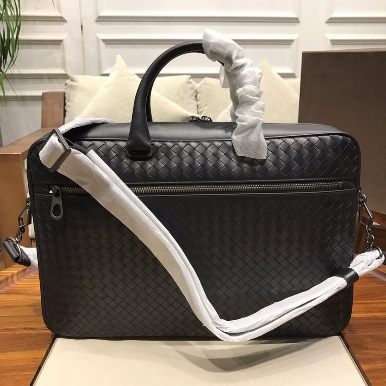 Tire cowhide   Luxury handmade seamless weaving Counter-original gunmetal color accessories    Strong business breath Low-profile  The more the leather is used, the more it oils and shines    Multi-compartments Brand new