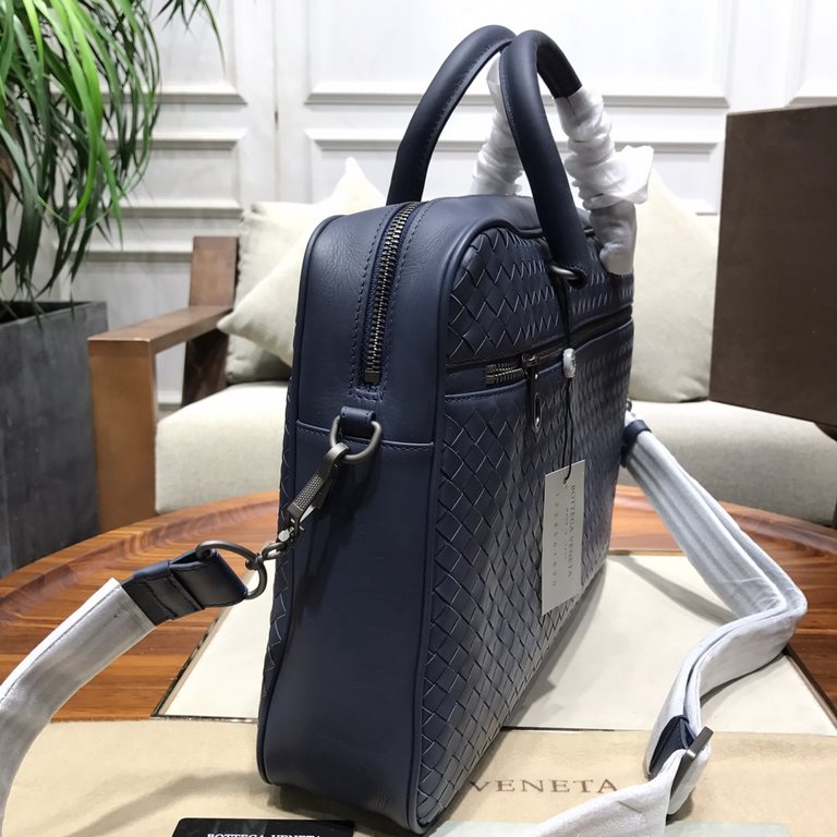 Tire cowhide   Luxury handmade seamless weaving Counter-original gunmetal color accessories    Strong business breath Low-profile  Leather the more you use it, the more oily it is    Multi-compartments Brand-new design D