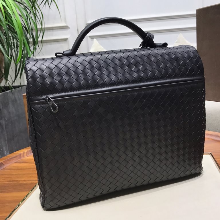 Tire cowhide   Luxury handmade seamless weaving Counter-original gunmetal color accessories    Strong business breath Low-profile  Leather the more you use it, the more oily it is    Multi-compartments Brand-new design D