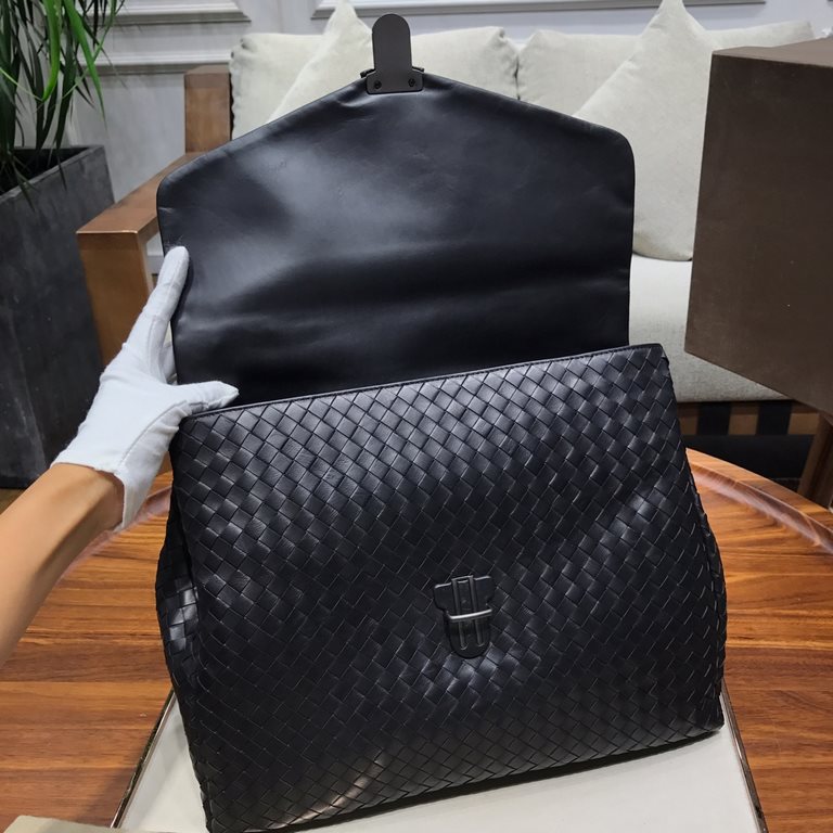 Tire cowhide   Luxury handmade seamless weaving Counter-original gunmetal color accessories    Strong business breath Low-profile  Leather the more you use it, the more oily it is    Multi-compartments Brand-new design D