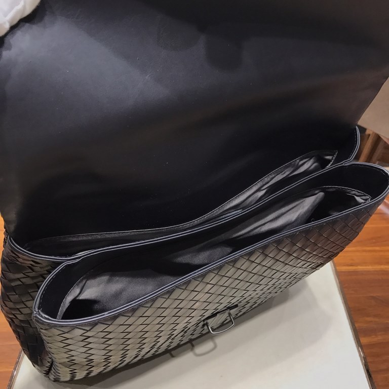 Tire cowhide   Luxury handmade seamless weaving Counter-original gunmetal color accessories    Strong business breath Low-profile  Leather the more you use it, the more oily it is    Multi-compartments Brand-new design D