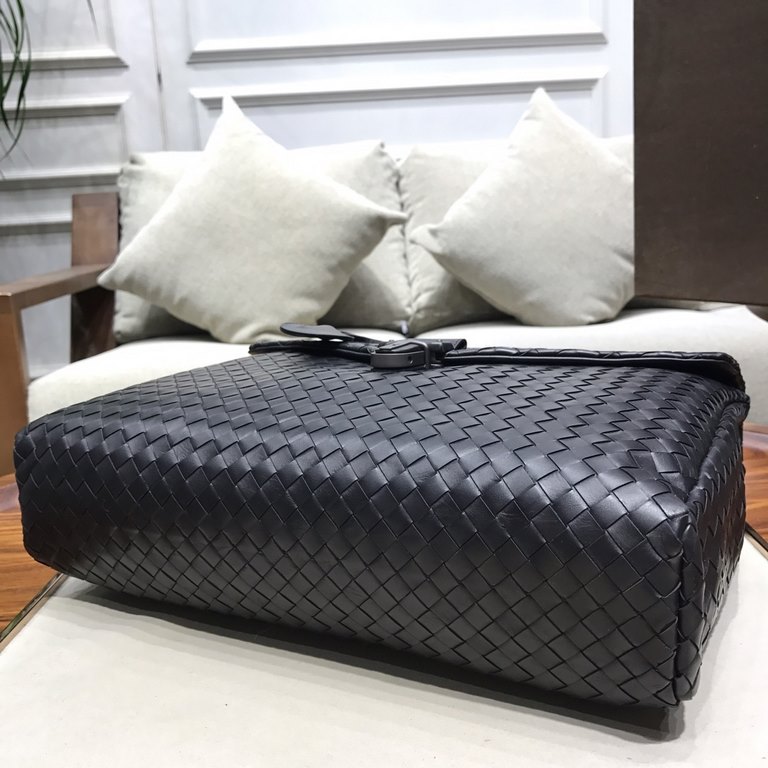 Tire cowhide   Luxury handmade seamless weaving Counter-original gunmetal color accessories    Strong business breath Low-profile  Leather the more you use it, the more oily it is    Multi-compartments Brand-new design D