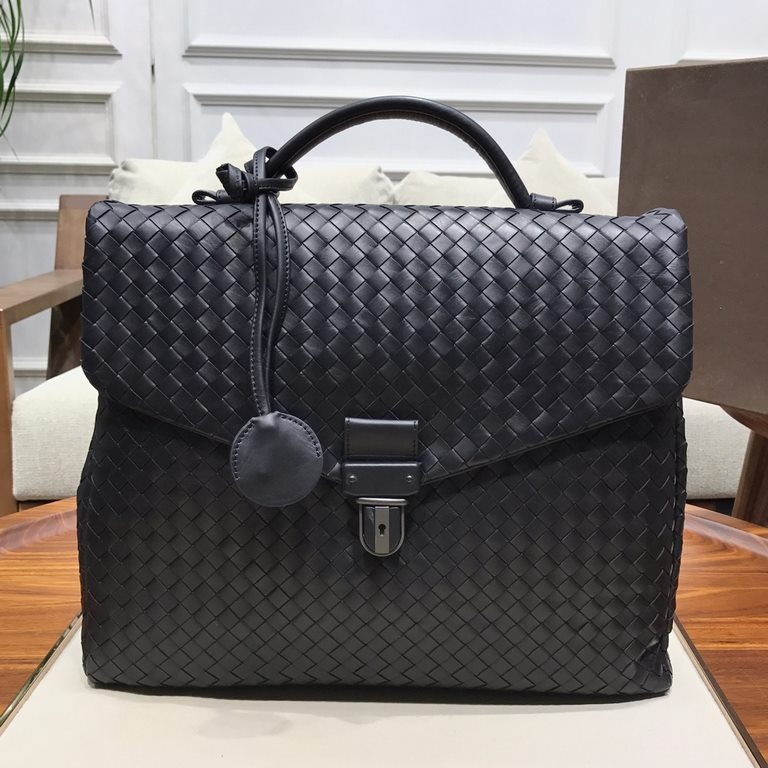 Tire cowhide   Luxury handmade seamless weaving Counter-original gunmetal color accessories    Strong business breath Low-profile  Leather the more you use it, the more oily it is    Multi-compartments Brand-new design D